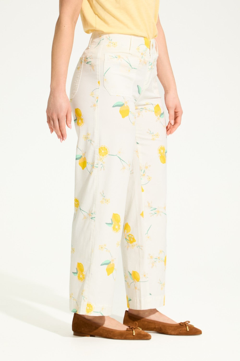 Add some zest to your wardrobe with FDJ Printed Olivia Wide Ankle pants. The cheerful lemon print will brighten up your day (and your outfit)! Perfect for those who want to add a bit of fun to their style.