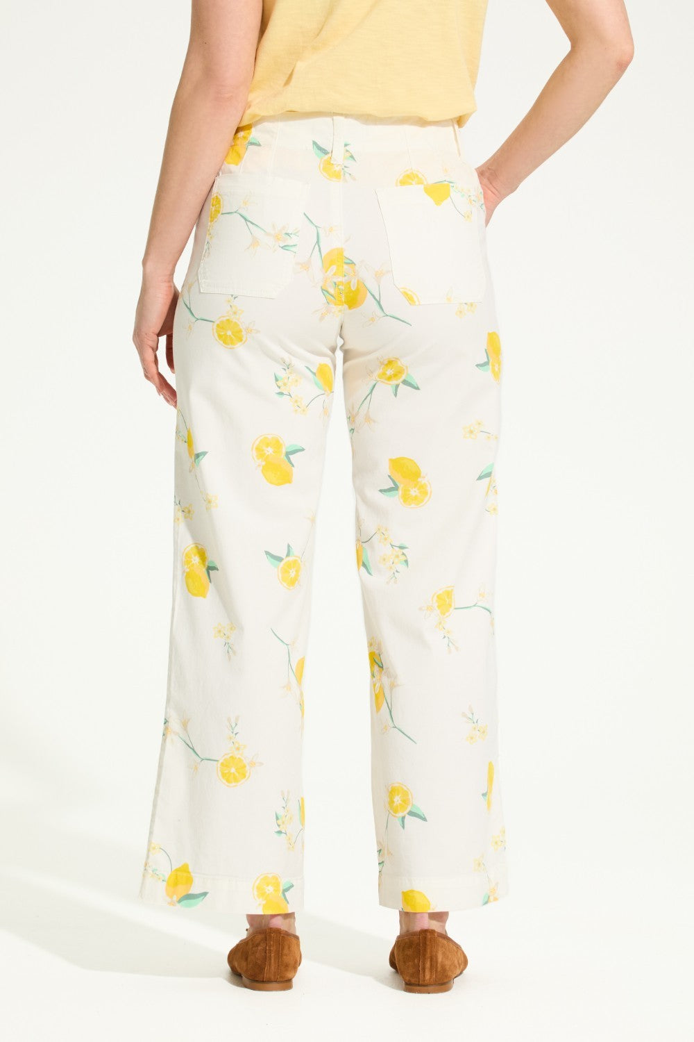 Add some zest to your wardrobe with FDJ Printed Olivia Wide Ankle pants. The cheerful lemon print will brighten up your day (and your outfit)! Perfect for those who want to add a bit of fun to their style.