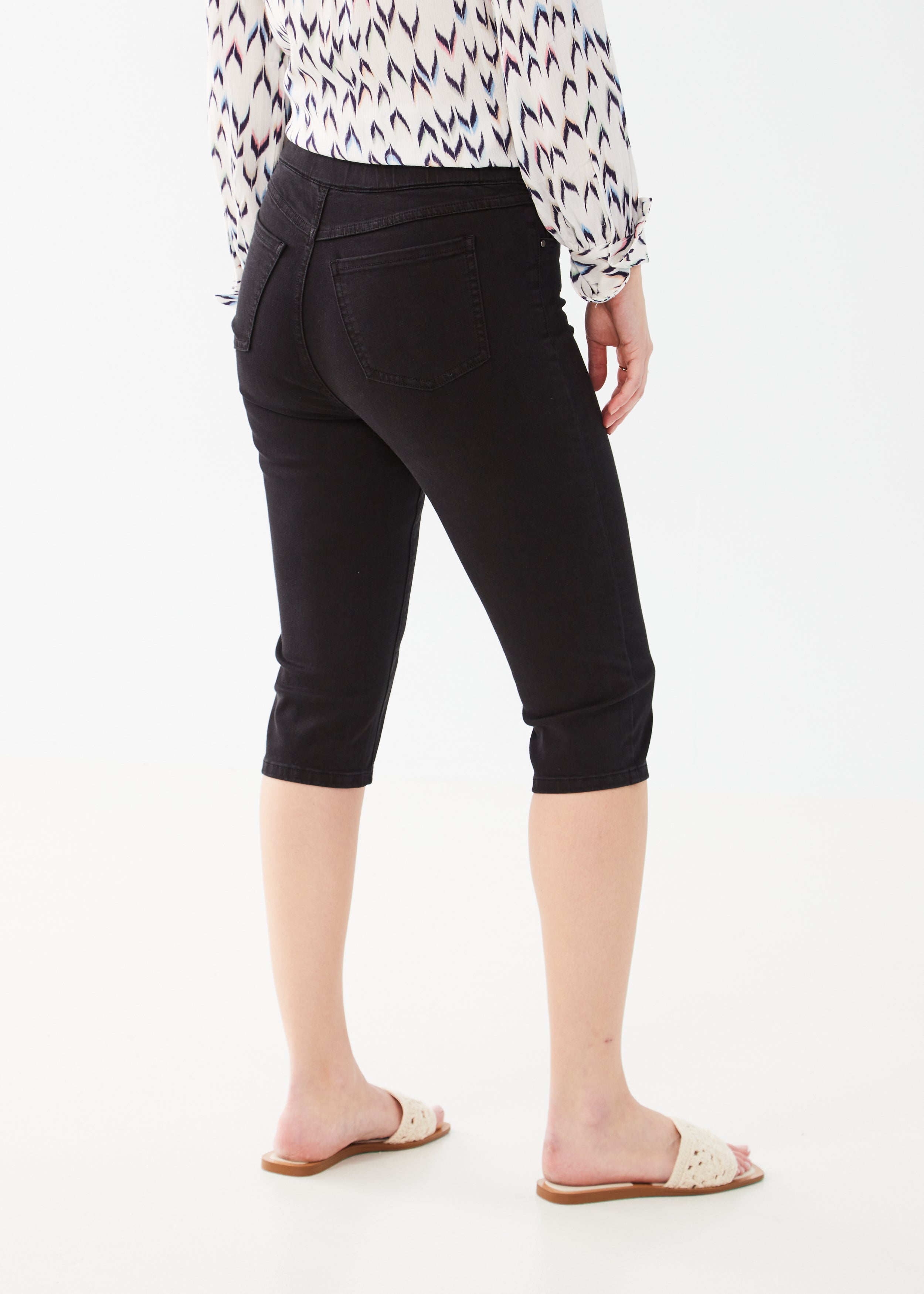 Achieve both style and functionality with our FDJ Pull-On Pedal Pusher. With a clean front and functional back pockets, these pants provide convenience and a sleek look. The stretch fabric ensures a comfortable fit for all-day wear.