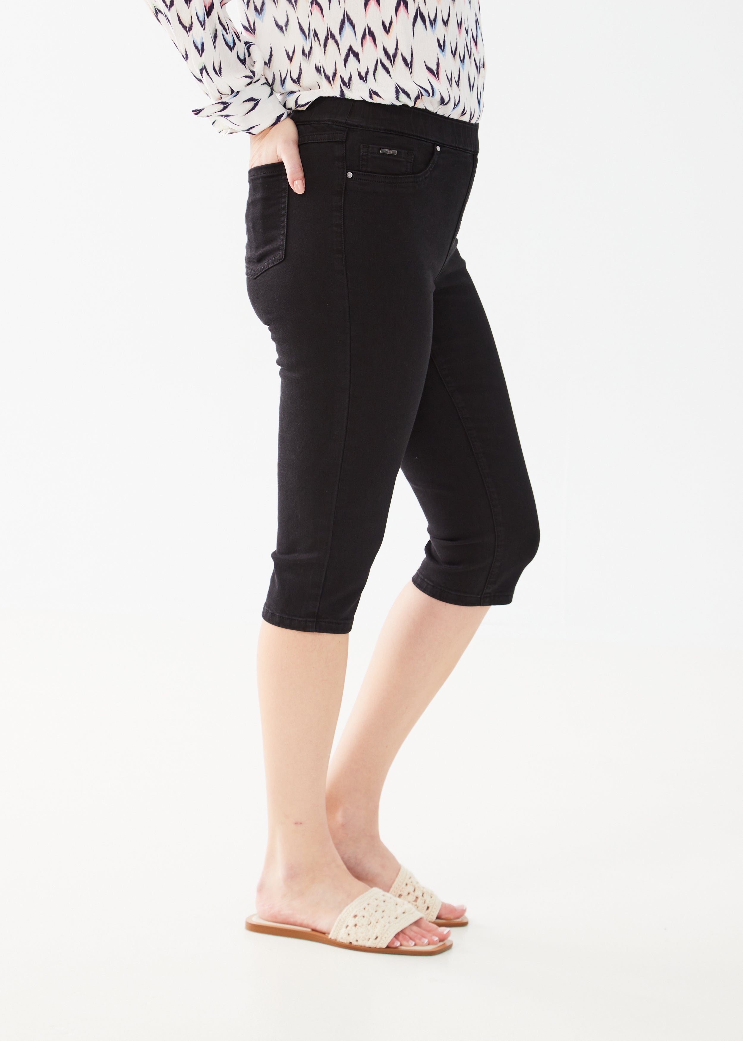 Achieve both style and functionality with our FDJ Pull-On Pedal Pusher. With a clean front and functional back pockets, these pants provide convenience and a sleek look. The stretch fabric ensures a comfortable fit for all-day wear.