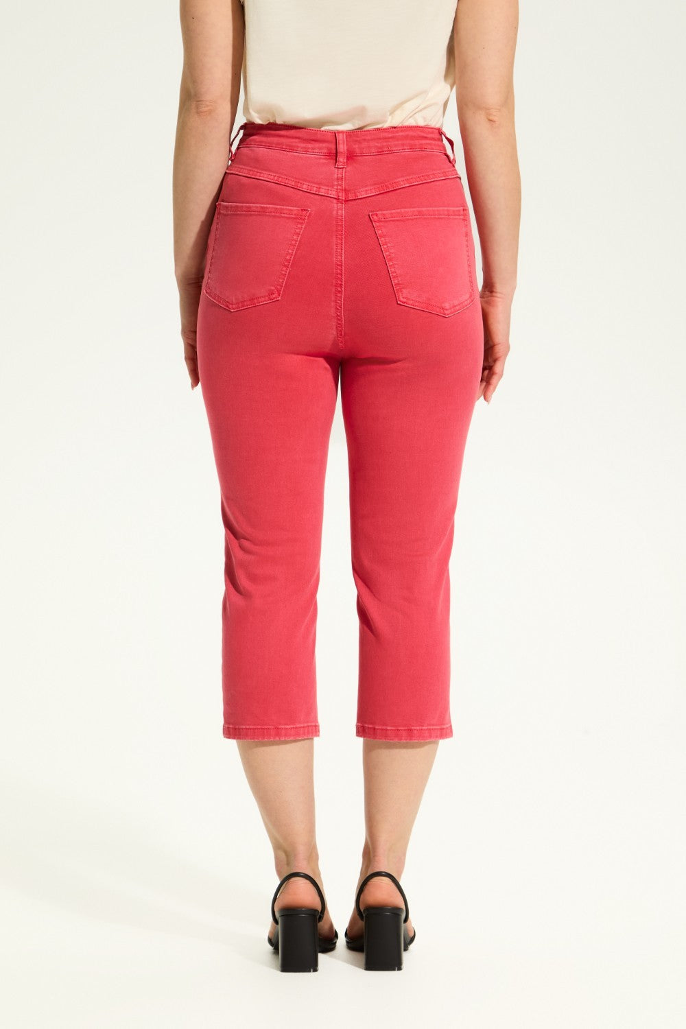 Introducing the FDJ Suzanne Capri - a classic and versatile addition to your wardrobe. Featuring a high rise design, this capri is perfect for any casual occasion.