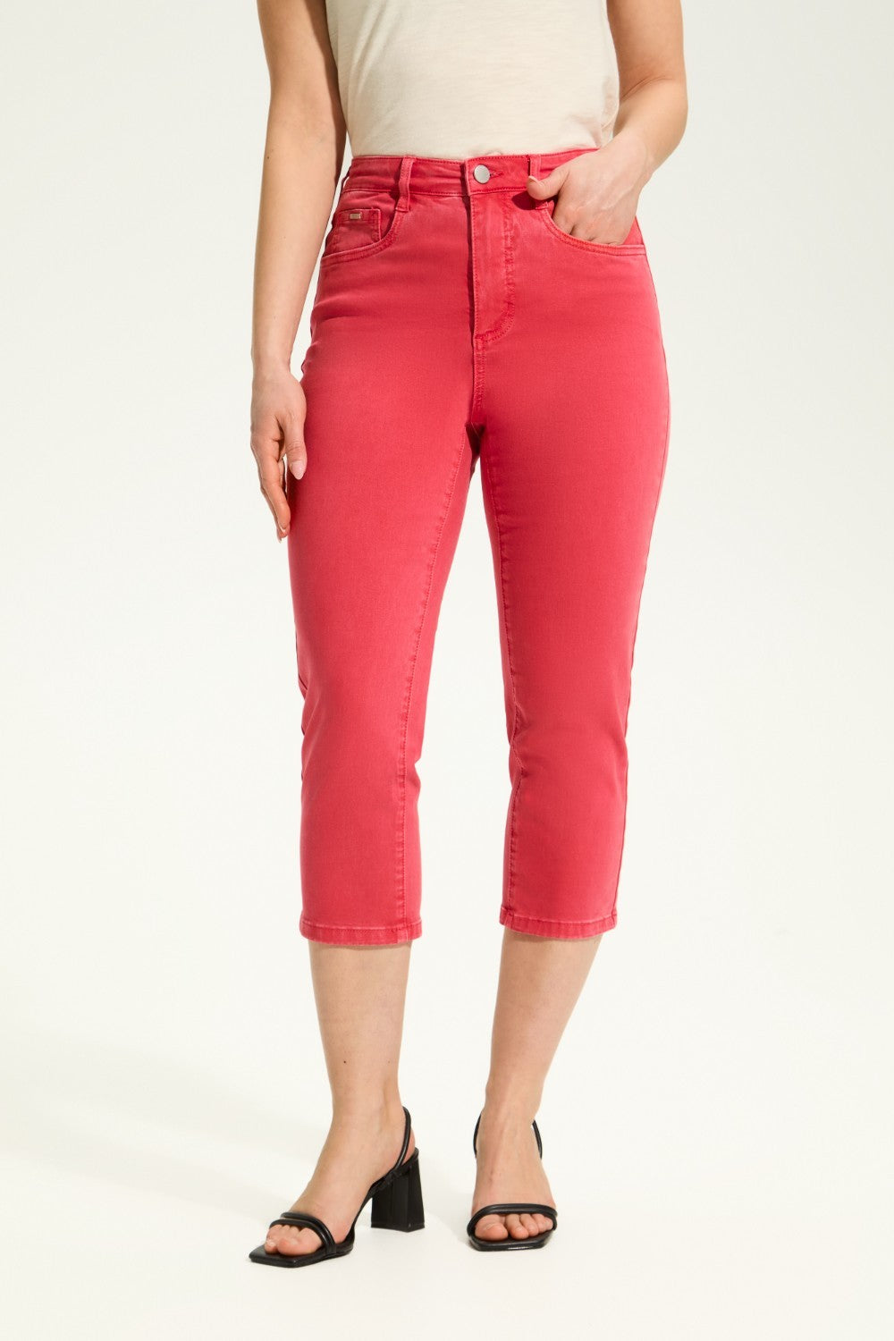 Introducing the FDJ Suzanne Capri - a classic and versatile addition to your wardrobe. Featuring a high rise design, this capri is perfect for any casual occasion.