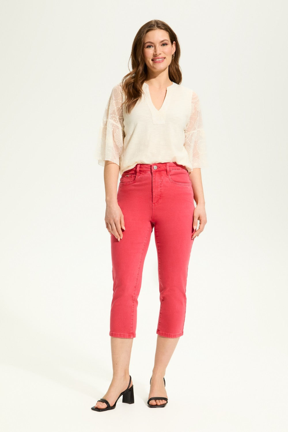 Introducing the FDJ Suzanne Capri - a classic and versatile addition to your wardrobe. Featuring a high rise design, this capri is perfect for any casual occasion.
