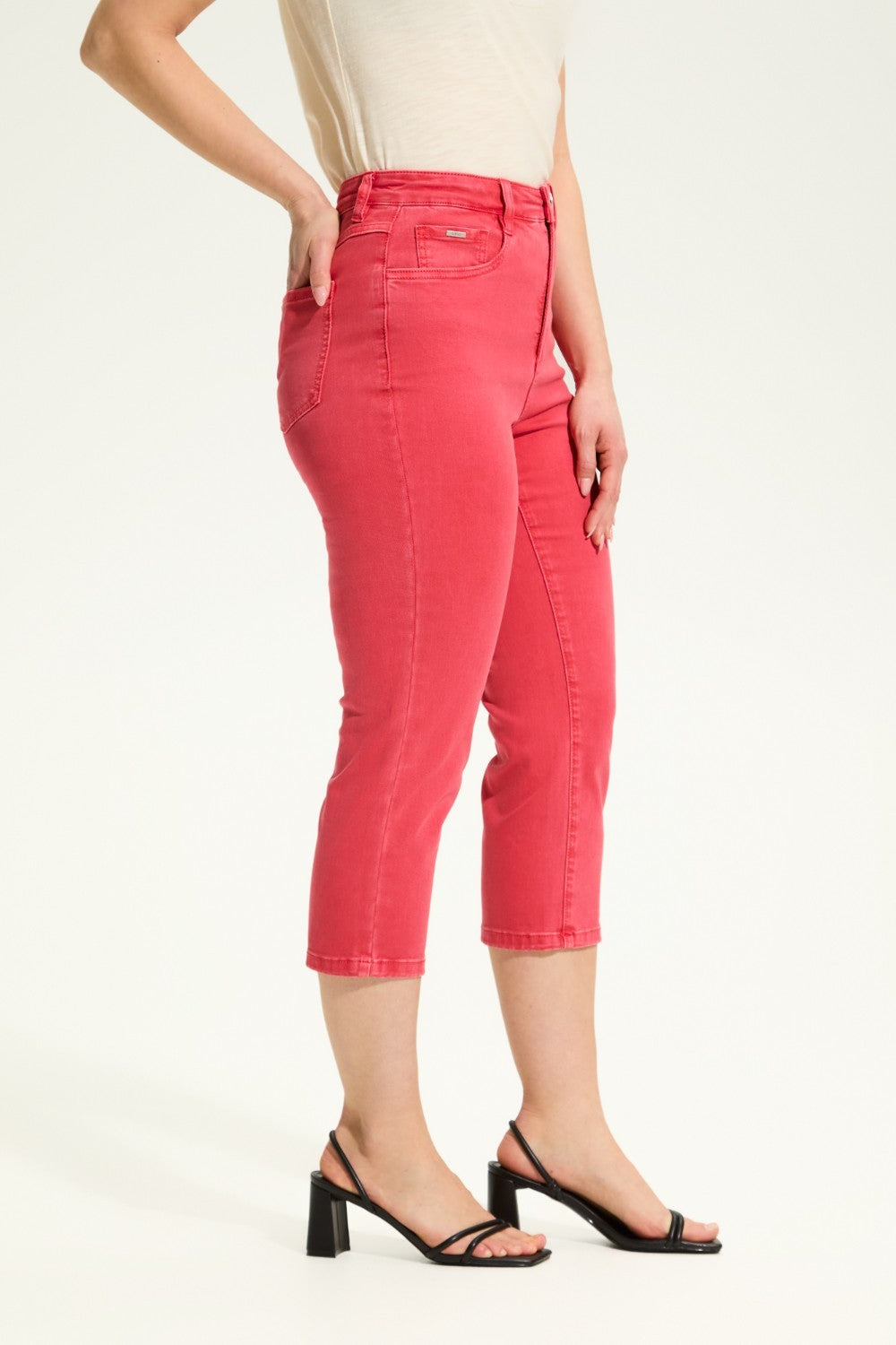 Introducing the FDJ Suzanne Capri - a classic and versatile addition to your wardrobe. Featuring a high rise design, this capri is perfect for any casual occasion.