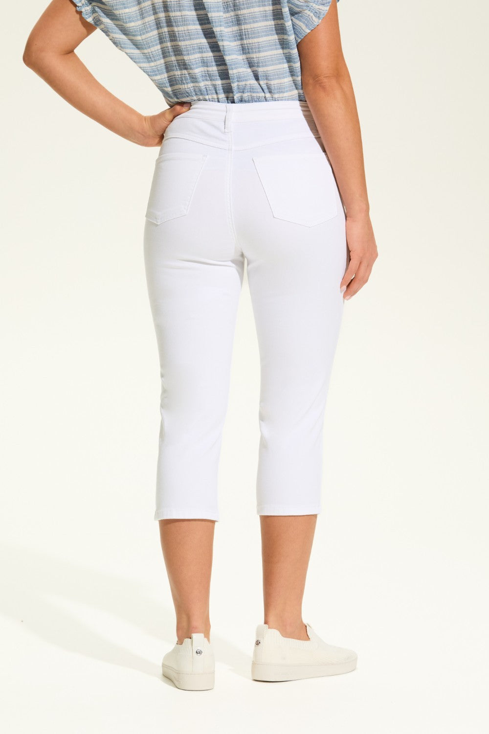 Introducing the FDJ Suzanne Capri - a classic and versatile addition to your wardrobe. Featuring a high rise design, this capri is perfect for any casual occasion.