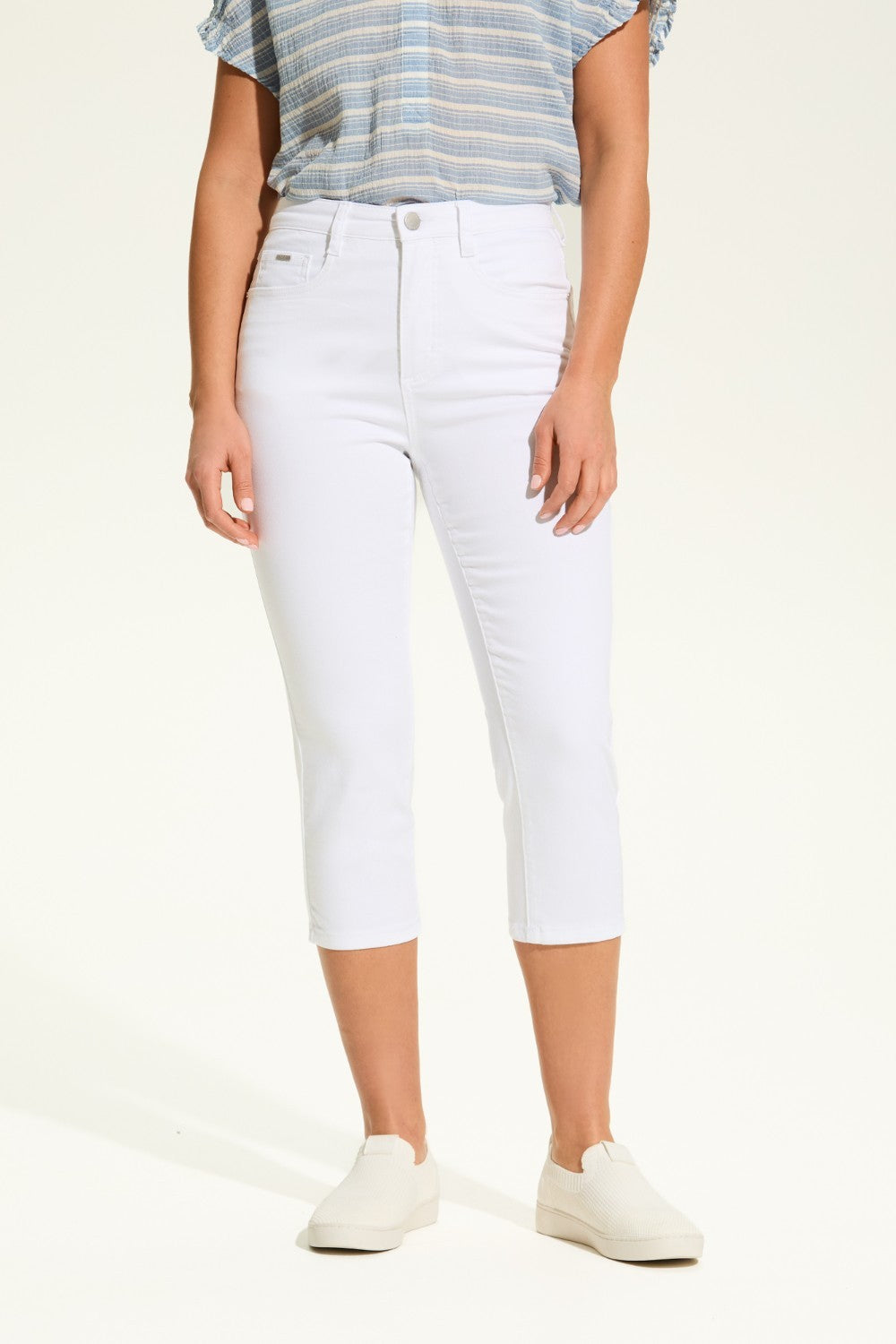 Introducing the FDJ Suzanne Capri - a classic and versatile addition to your wardrobe. Featuring a high rise design, this capri is perfect for any casual occasion.