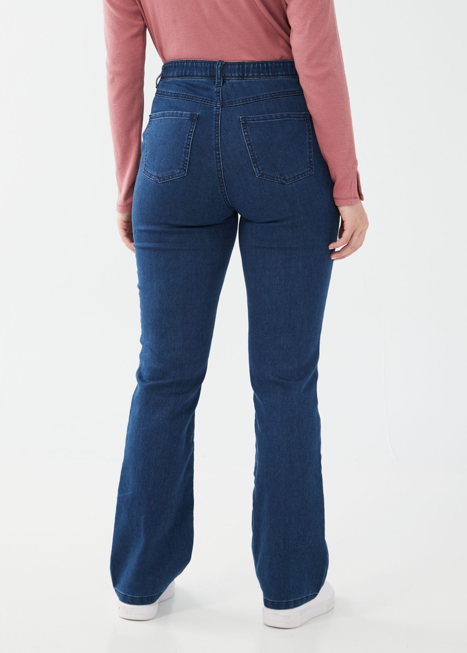 The PETITE Suzanne Bootleg Denim is a timeless and classic pair of jeans that brings sophistication and flair to your wardrobe. 