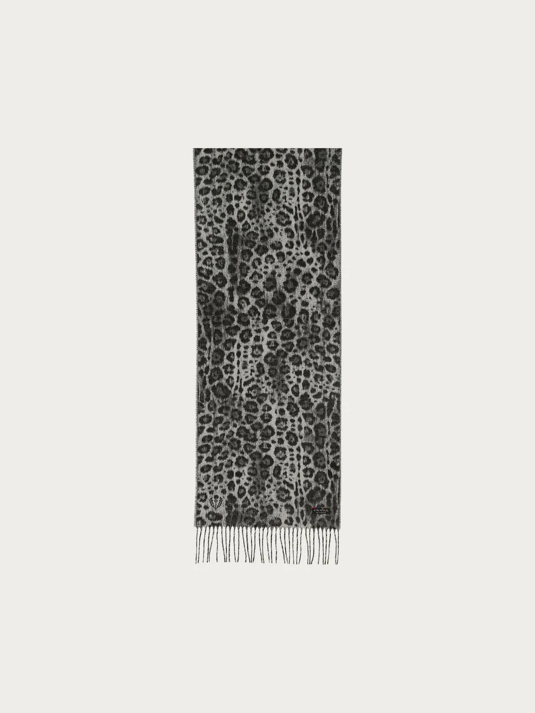 Chic all-rounder for winter: The FRAAS cashmink scarf is a real eye-catcher with its leopard design and long fringes. The classy look of the scarf can be easily combined with any fashionable outfit - from a business look to a women's coat. An elegant accessory. The 35 x 200 cm woven scarf is made from the best cashmink from FRAAS: gentle on the skin, warm and soft.