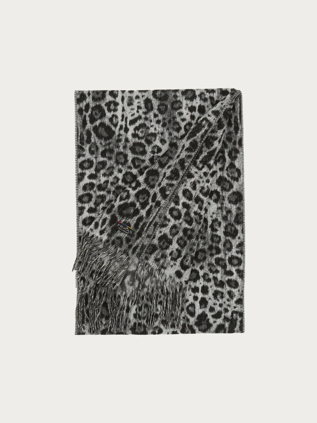 Chic all-rounder for winter: The FRAAS cashmink scarf is a real eye-catcher with its leopard design and long fringes. The classy look of the scarf can be easily combined with any fashionable outfit - from a business look to a women's coat. An elegant accessory. The 35 x 200 cm woven scarf is made from the best cashmink from FRAAS: gentle on the skin, warm and soft.