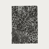Chic all-rounder for winter: The FRAAS cashmink scarf is a real eye-catcher with its leopard design and long fringes. The classy look of the scarf can be easily combined with any fashionable outfit - from a business look to a women's coat. An elegant accessory. The 35 x 200 cm woven scarf is made from the best cashmink from FRAAS: gentle on the skin, warm and soft.