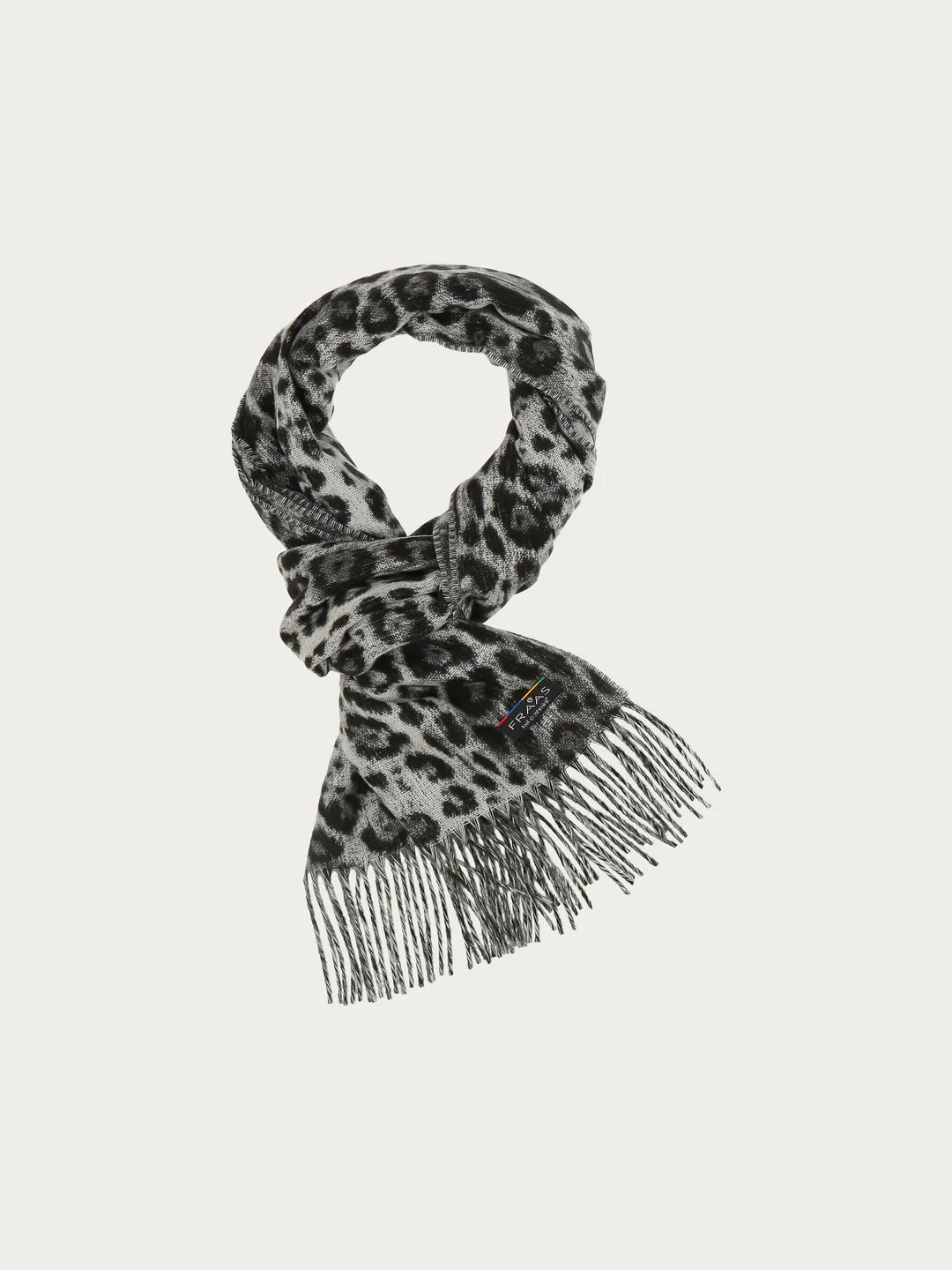 Chic all-rounder for winter: The FRAAS cashmink scarf is a real eye-catcher with its leopard design and long fringes. The classy look of the scarf can be easily combined with any fashionable outfit - from a business look to a women's coat. An elegant accessory. The 35 x 200 cm woven scarf is made from the best cashmink from FRAAS: gentle on the skin, warm and soft.
