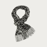 Chic all-rounder for winter: The FRAAS cashmink scarf is a real eye-catcher with its leopard design and long fringes. The classy look of the scarf can be easily combined with any fashionable outfit - from a business look to a women's coat. An elegant accessory. The 35 x 200 cm woven scarf is made from the best cashmink from FRAAS: gentle on the skin, warm and soft.