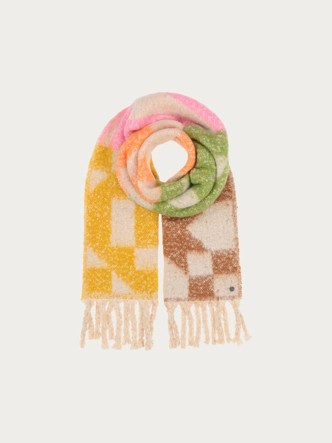 So cozy: The fluffy woven scarf with geometric patterns will be your new favourite accessory. The 40 x 225 cm scarf with XL fringes is made of a wool blend and keeps you wonderfully warm on cool days. It looks great with both an elegant coat and a casual winter jacket.