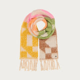 So cozy: The fluffy woven scarf with geometric patterns will be your new favourite accessory. The 40 x 225 cm scarf with XL fringes is made of a wool blend and keeps you wonderfully warm on cool days. It looks great with both an elegant coat and a casual winter jacket.