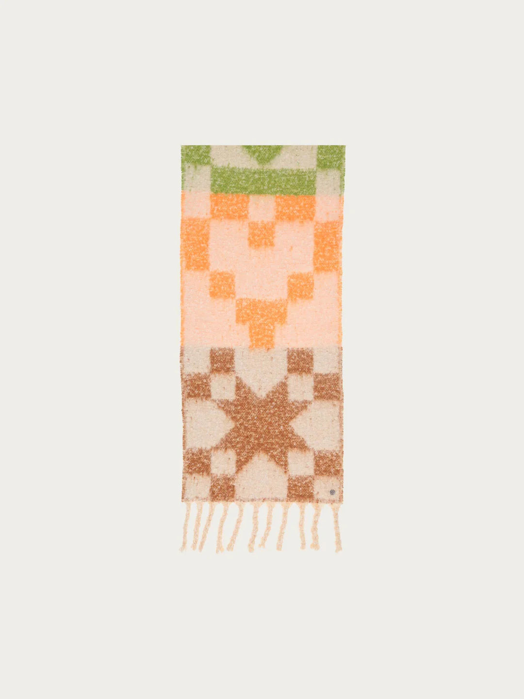 So cozy: The fluffy woven scarf with geometric patterns will be your new favourite accessory. The 40 x 225 cm scarf with XL fringes is made of a wool blend and keeps you wonderfully warm on cool days. It looks great with both an elegant coat and a casual winter jacket.