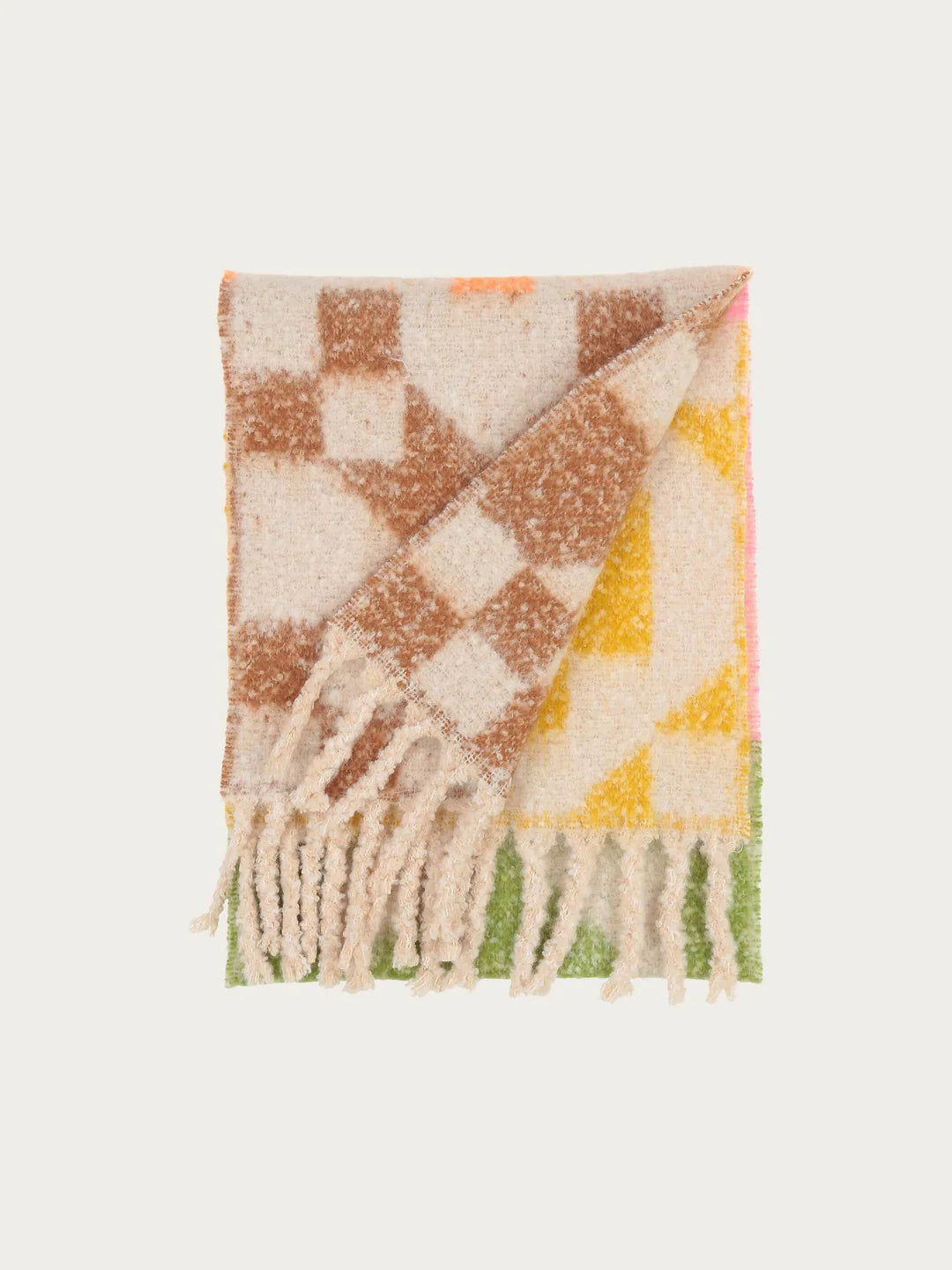 So cozy: The fluffy woven scarf with geometric patterns will be your new favourite accessory. The 40 x 225 cm scarf with XL fringes is made of a wool blend and keeps you wonderfully warm on cool days. It looks great with both an elegant coat and a casual winter jacket.