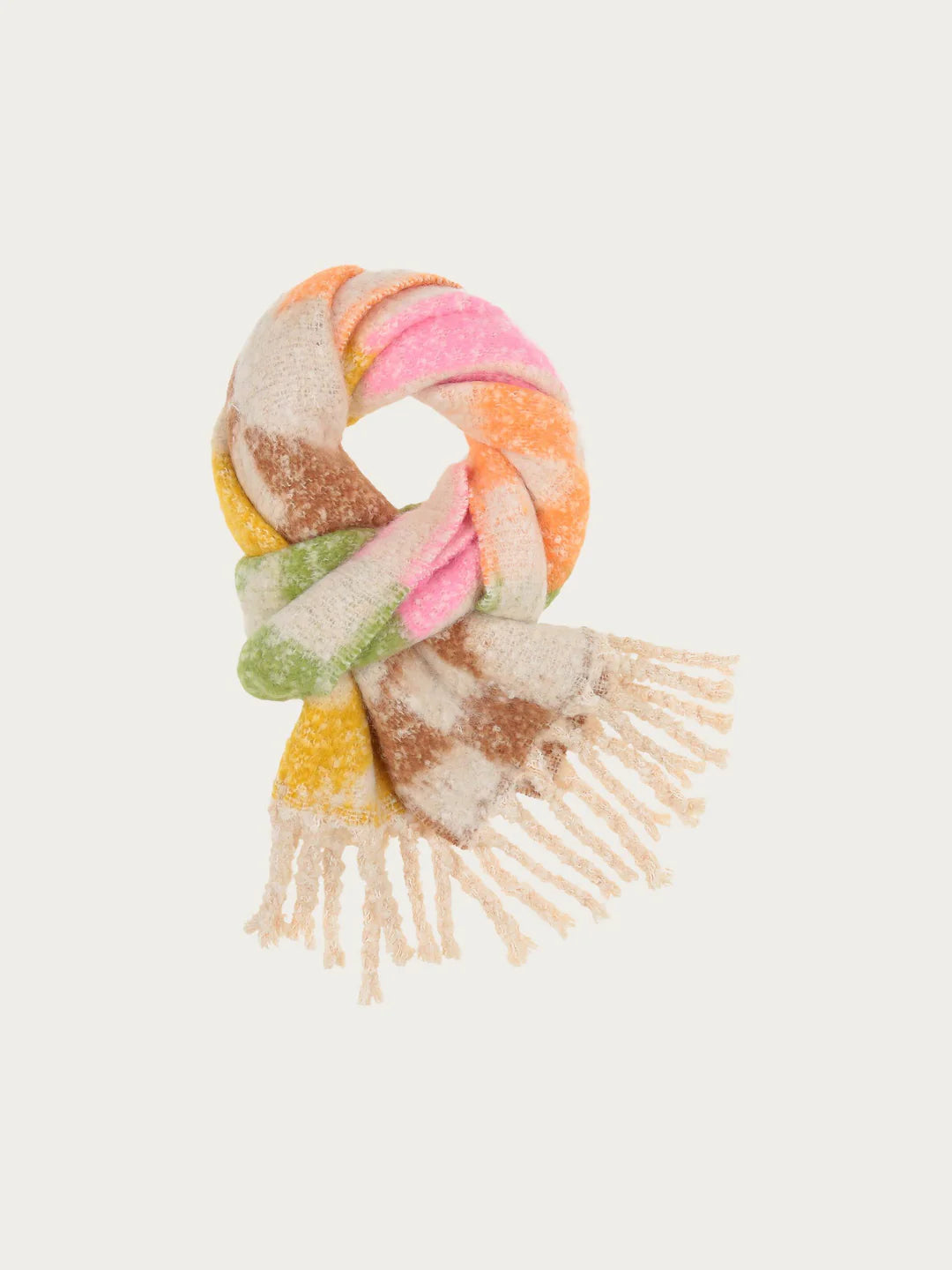 So cozy: The fluffy woven scarf with geometric patterns will be your new favourite accessory. The 40 x 225 cm scarf with XL fringes is made of a wool blend and keeps you wonderfully warm on cool days. It looks great with both an elegant coat and a casual winter jacket.