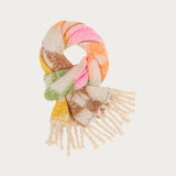 So cozy: The fluffy woven scarf with geometric patterns will be your new favourite accessory. The 40 x 225 cm scarf with XL fringes is made of a wool blend and keeps you wonderfully warm on cool days. It looks great with both an elegant coat and a casual winter jacket.