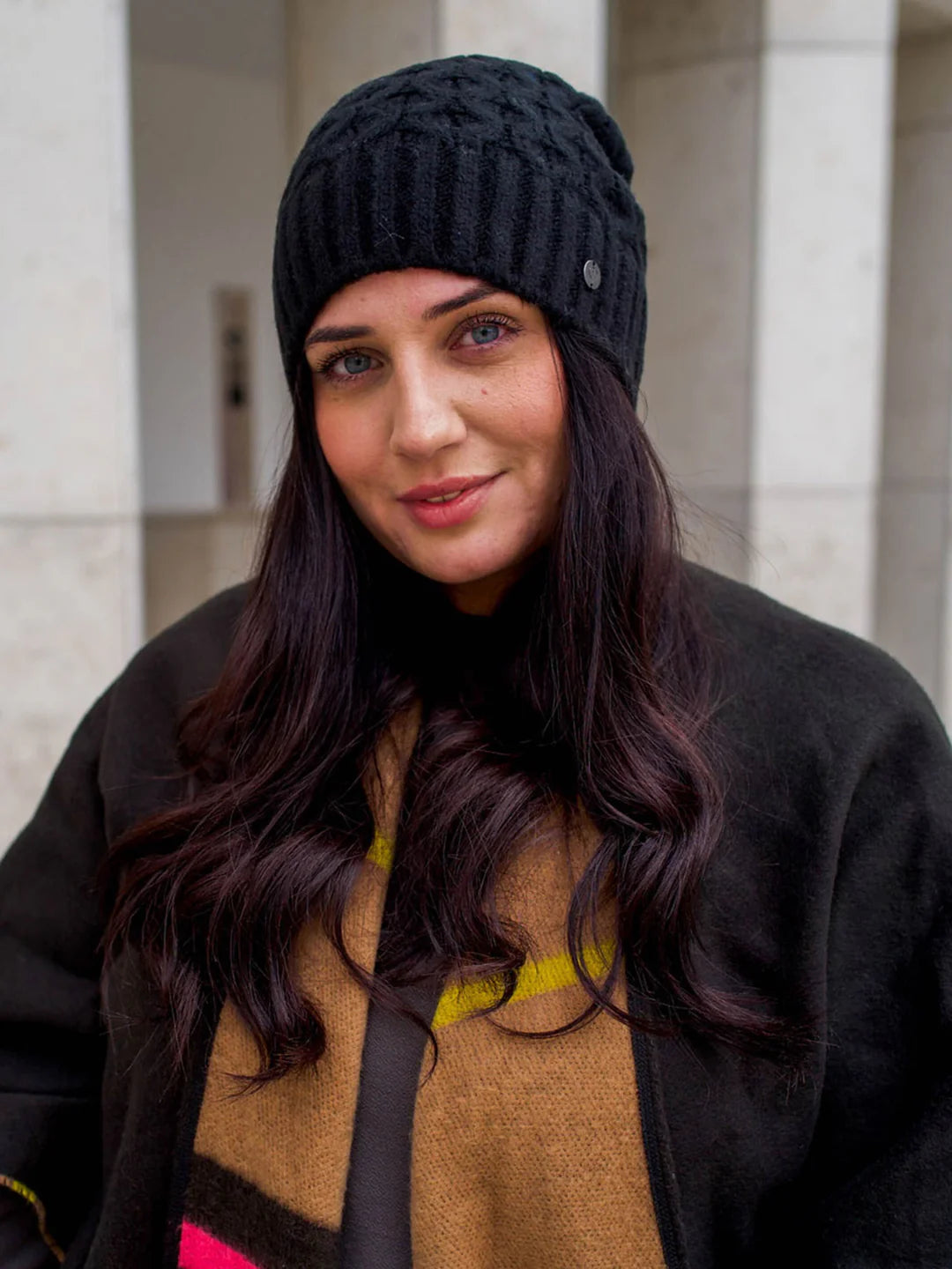 This makes winter fun: the hat with a 3D honeycomb pattern looks great and keeps your head and ears nice and warm even in cold temperatures. Thanks to the wide cuff, the knitted hat fits perfectly on the head and can be combined with a sporty casual outfit or a business style with an elegant coat.