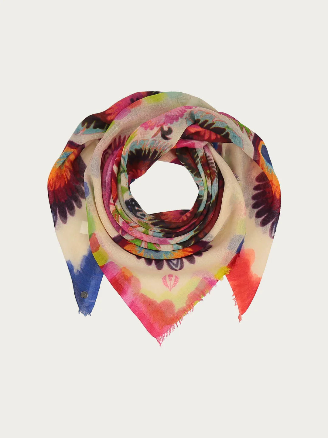 Cozy companion: The FRAAS scarf impresses with a floral print that is reminiscent of colourful peacock feathers. Whether for everyday outfits or a business look - the accessory is a real eye-catcher on every outfit. With a size of 105 x 105 cm, the scarf, which is made of pure wool, can be worn in many different ways: casually as a triangle, thrown over the shoulder as a shawl or tied around the neck to protect against the cold.