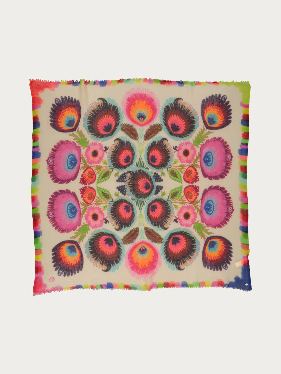 Cozy companion: The FRAAS scarf impresses with a floral print that is reminiscent of colourful peacock feathers. Whether for everyday outfits or a business look - the accessory is a real eye-catcher on every outfit. With a size of 105 x 105 cm, the scarf, which is made of pure wool, can be worn in many different ways: casually as a triangle, thrown over the shoulder as a shawl or tied around the neck to protect against the cold.