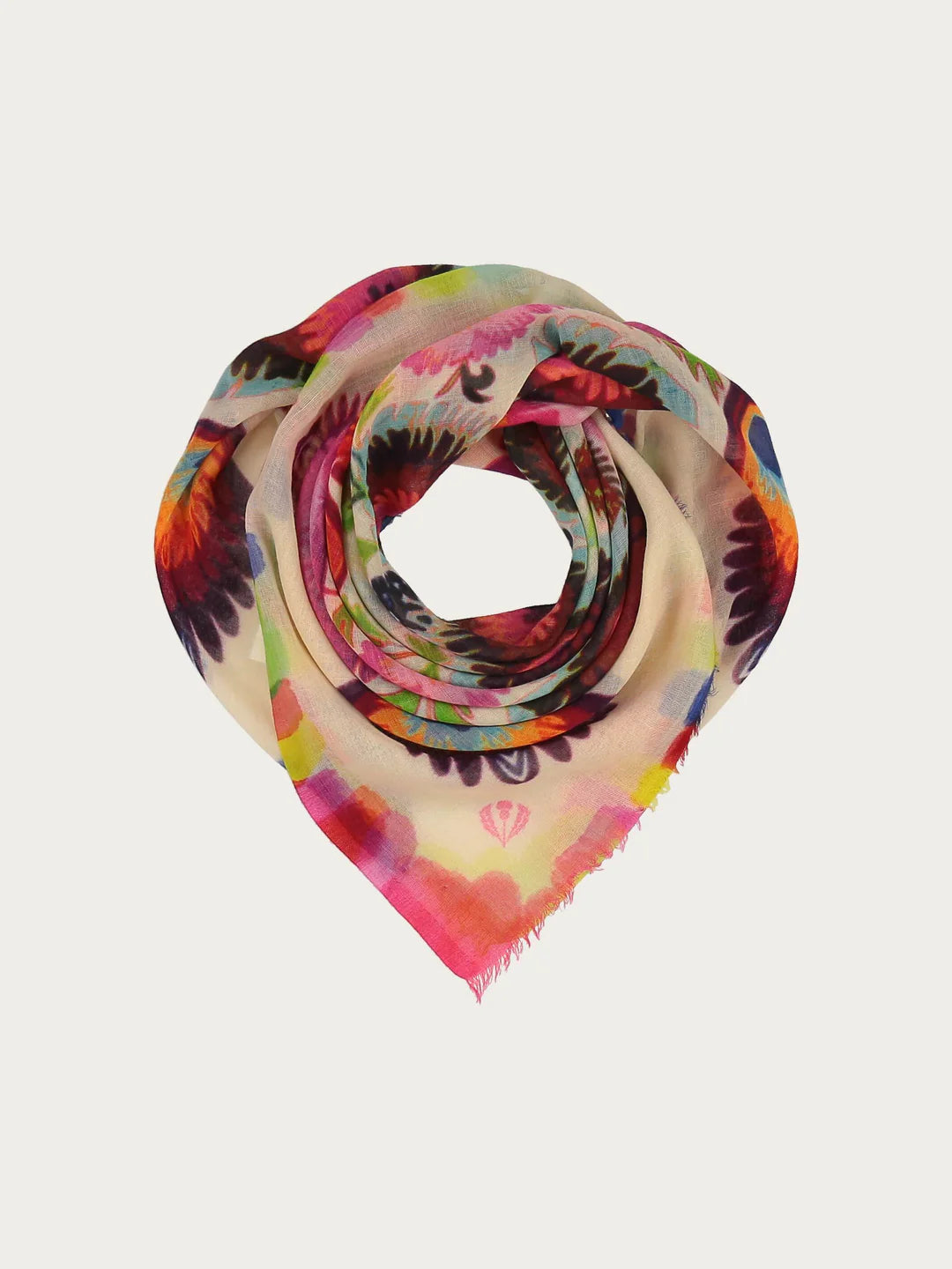 Cozy companion: The FRAAS scarf impresses with a floral print that is reminiscent of colourful peacock feathers. Whether for everyday outfits or a business look - the accessory is a real eye-catcher on every outfit. With a size of 105 x 105 cm, the scarf, which is made of pure wool, can be worn in many different ways: casually as a triangle, thrown over the shoulder as a shawl or tied around the neck to protect against the cold.