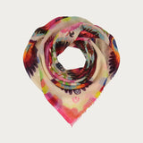 Cozy companion: The FRAAS scarf impresses with a floral print that is reminiscent of colourful peacock feathers. Whether for everyday outfits or a business look - the accessory is a real eye-catcher on every outfit. With a size of 105 x 105 cm, the scarf, which is made of pure wool, can be worn in many different ways: casually as a triangle, thrown over the shoulder as a shawl or tied around the neck to protect against the cold.