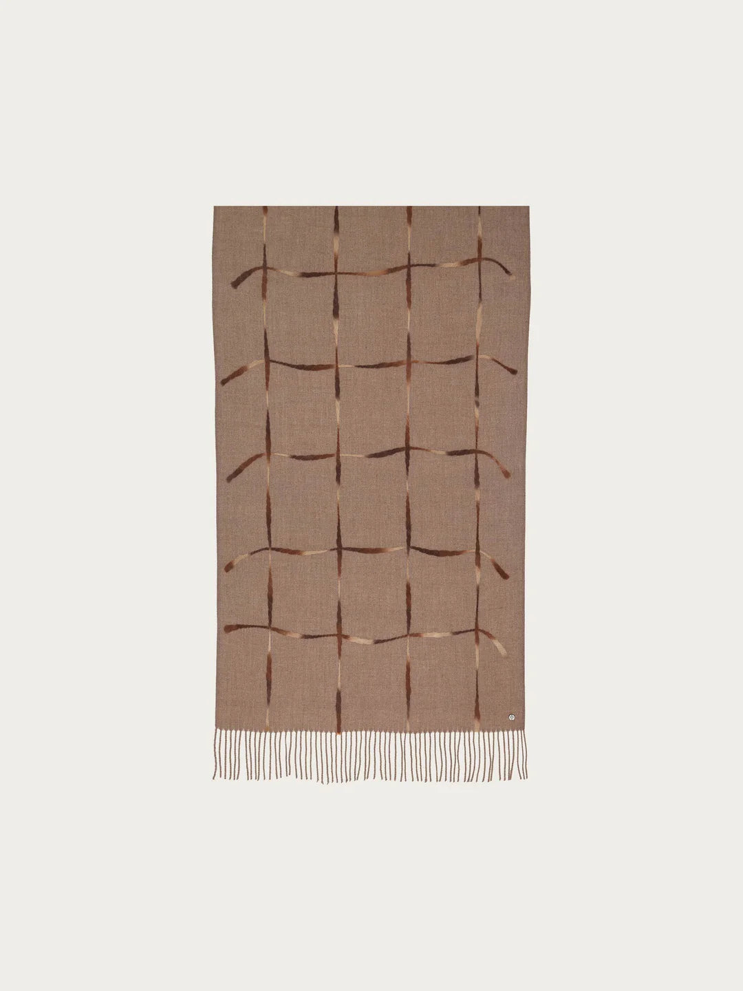 Elegant accessory for the cold season: The stole with window pane check perfects every outfit. Thanks to the sophisticated colour change in the stripes, it looks as if the yarn is shimmering. Combine the scarf with an elegant blazer, a winter coat or a sweater and jeans. With its 65 x 195 cm, the FRAAS stole can do anything and always looks good.