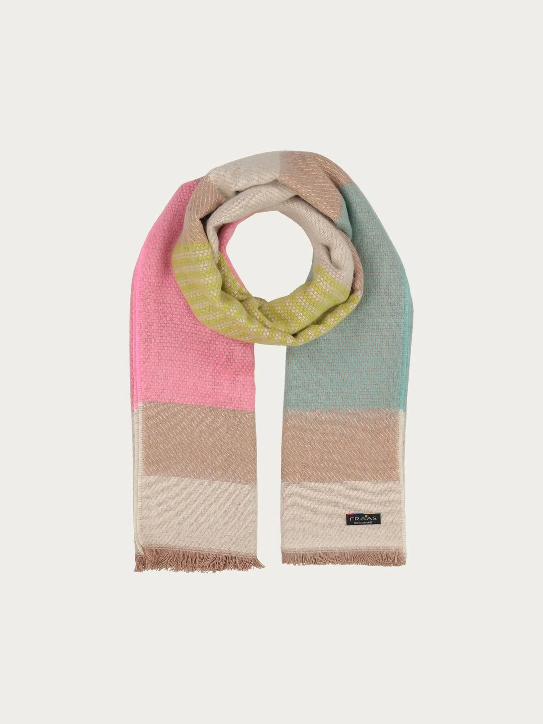 Wrapped up warm through the cold season: The FRAAS Cashmink scarf is a real eye-catcher with its large colour blocks. The soft woven scarf with a size of 62 x 180 cm can be combined with many outfits. Cashmink ensures a comfortable feel: beautifully soft, warm and gentle on the skin. The best thing: the scarf contains cotton made from waste from the T-shirt industry. This was recycled and transformed into this beautiful woven scarf.