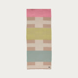 Wrapped up warm through the cold season: The FRAAS Cashmink scarf is a real eye-catcher with its large colour blocks. The soft woven scarf with a size of 62 x 180 cm can be combined with many outfits. Cashmink ensures a comfortable feel: beautifully soft, warm and gentle on the skin. The best thing: the scarf contains cotton made from waste from the T-shirt industry. This was recycled and transformed into this beautiful woven scarf.