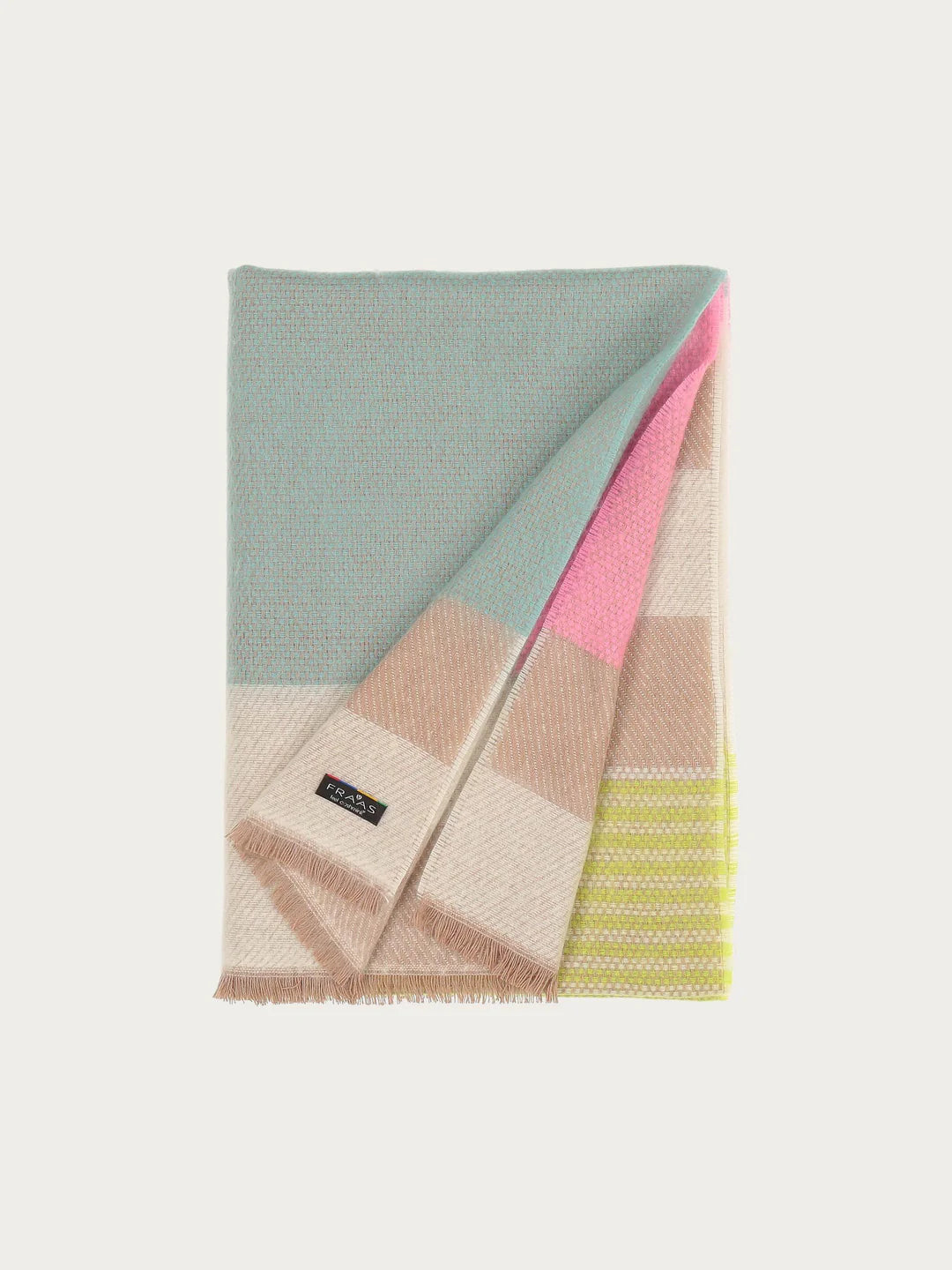 Wrapped up warm through the cold season: The FRAAS Cashmink scarf is a real eye-catcher with its large colour blocks. The soft woven scarf with a size of 62 x 180 cm can be combined with many outfits. Cashmink ensures a comfortable feel: beautifully soft, warm and gentle on the skin. The best thing: the scarf contains cotton made from waste from the T-shirt industry. This was recycled and transformed into this beautiful woven scarf.