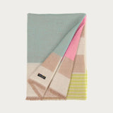 Wrapped up warm through the cold season: The FRAAS Cashmink scarf is a real eye-catcher with its large colour blocks. The soft woven scarf with a size of 62 x 180 cm can be combined with many outfits. Cashmink ensures a comfortable feel: beautifully soft, warm and gentle on the skin. The best thing: the scarf contains cotton made from waste from the T-shirt industry. This was recycled and transformed into this beautiful woven scarf.