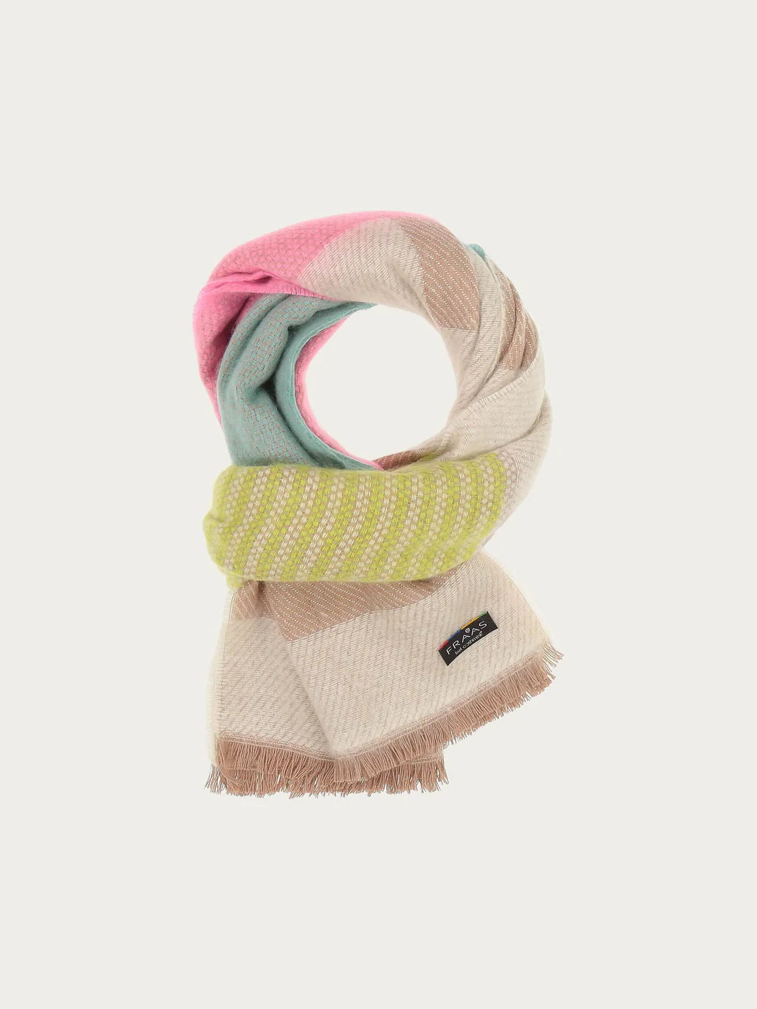 Wrapped up warm through the cold season: The FRAAS Cashmink scarf is a real eye-catcher with its large colour blocks. The soft woven scarf with a size of 62 x 180 cm can be combined with many outfits. Cashmink ensures a comfortable feel: beautifully soft, warm and gentle on the skin. The best thing: the scarf contains cotton made from waste from the T-shirt industry. This was recycled and transformed into this beautiful woven scarf.