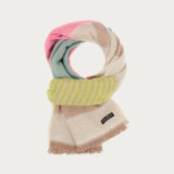Wrapped up warm through the cold season: The FRAAS Cashmink scarf is a real eye-catcher with its large colour blocks. The soft woven scarf with a size of 62 x 180 cm can be combined with many outfits. Cashmink ensures a comfortable feel: beautifully soft, warm and gentle on the skin. The best thing: the scarf contains cotton made from waste from the T-shirt industry. This was recycled and transformed into this beautiful woven scarf.