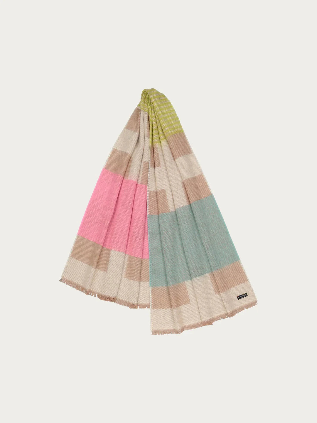 Wrapped up warm through the cold season: The FRAAS Cashmink scarf is a real eye-catcher with its large colour blocks. The soft woven scarf with a size of 62 x 180 cm can be combined with many outfits. Cashmink ensures a comfortable feel: beautifully soft, warm and gentle on the skin. The best thing: the scarf contains cotton made from waste from the T-shirt industry. This was recycled and transformed into this beautiful woven scarf.