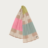 Wrapped up warm through the cold season: The FRAAS Cashmink scarf is a real eye-catcher with its large colour blocks. The soft woven scarf with a size of 62 x 180 cm can be combined with many outfits. Cashmink ensures a comfortable feel: beautifully soft, warm and gentle on the skin. The best thing: the scarf contains cotton made from waste from the T-shirt industry. This was recycled and transformed into this beautiful woven scarf.