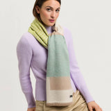 Wrapped up warm through the cold season: The FRAAS Cashmink scarf is a real eye-catcher with its large colour blocks. The soft woven scarf with a size of 62 x 180 cm can be combined with many outfits. Cashmink ensures a comfortable feel: beautifully soft, warm and gentle on the skin. The best thing: the scarf contains cotton made from waste from the T-shirt industry. This was recycled and transformed into this beautiful woven scarf.