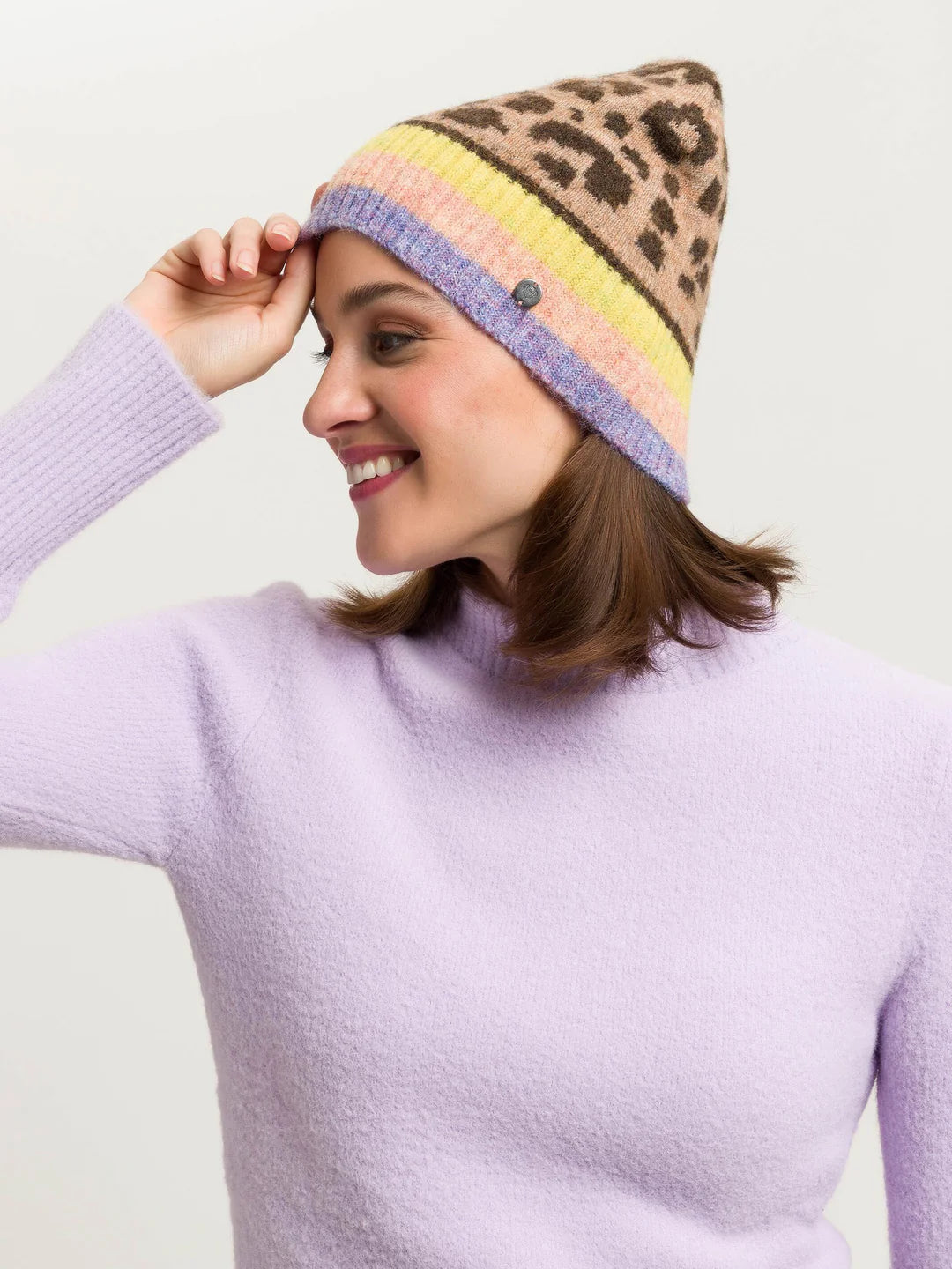 Warm ears and a good mood: both are guaranteed with this knitted hat from FRAAS. With its leopard design and colourful highlight stripes, you will attract everyone's attention. Another plus: the wool blend hat contains recycled polyester made from used PET bottles. This hat looks incredibly good and also feels great to wear.