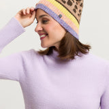 Warm ears and a good mood: both are guaranteed with this knitted hat from FRAAS. With its leopard design and colourful highlight stripes, you will attract everyone's attention. Another plus: the wool blend hat contains recycled polyester made from used PET bottles. This hat looks incredibly good and also feels great to wear.