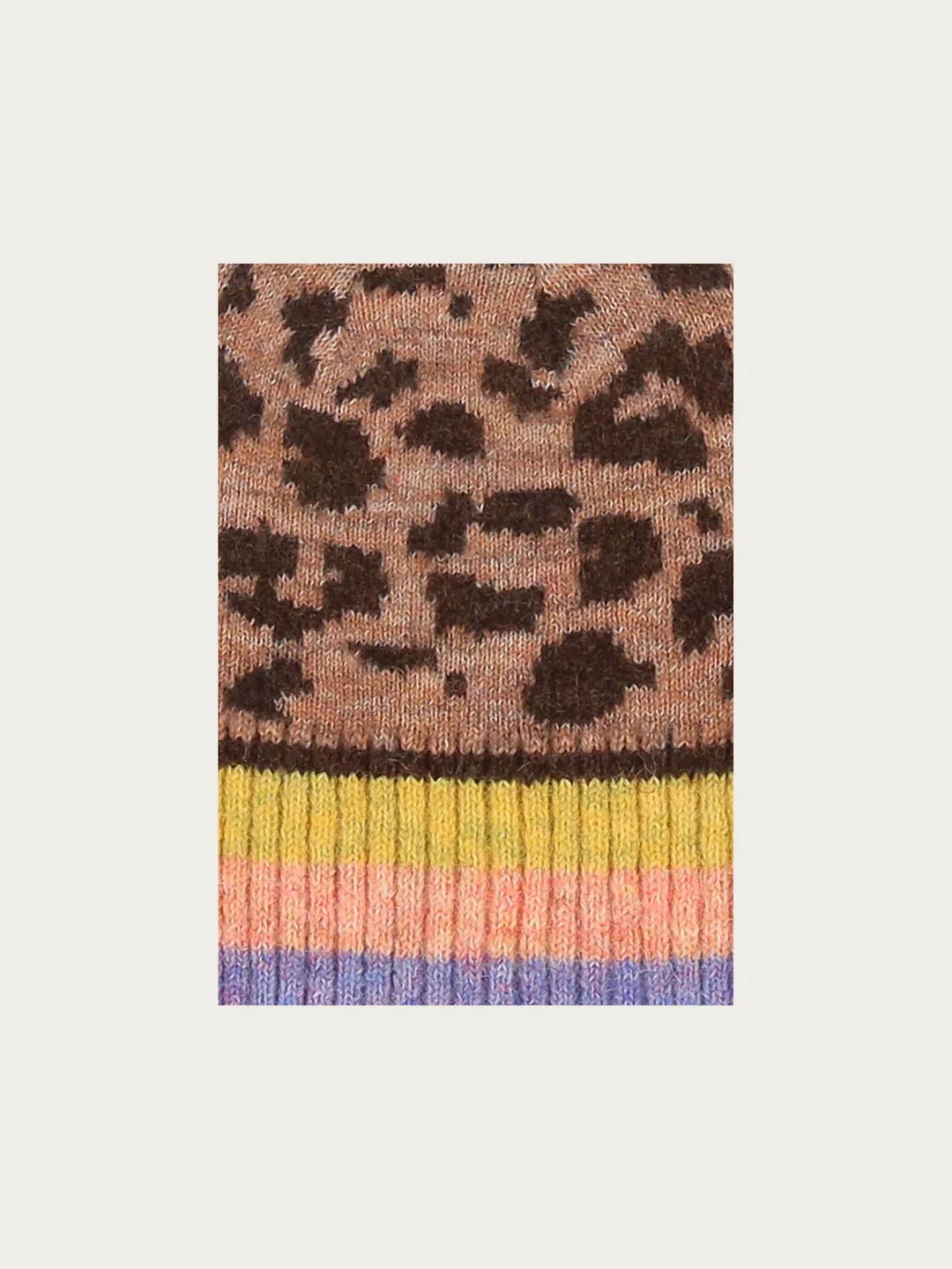 Warm ears and a good mood: both are guaranteed with this knitted hat from FRAAS. With its leopard design and colourful highlight stripes, you will attract everyone's attention. Another plus: the wool blend hat contains recycled polyester made from used PET bottles. This hat looks incredibly good and also feels great to wear.