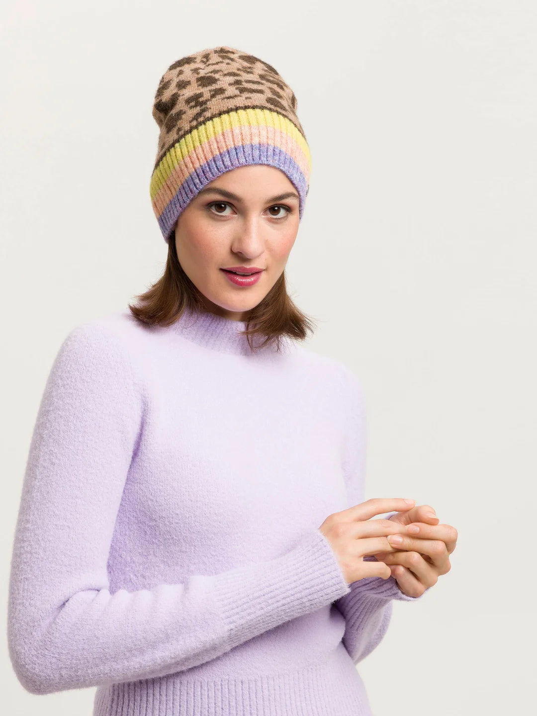 Warm ears and a good mood: both are guaranteed with this knitted hat from FRAAS. With its leopard design and colourful highlight stripes, you will attract everyone's attention. Another plus: the wool blend hat contains recycled polyester made from used PET bottles. This hat looks incredibly good and also feels great to wear.