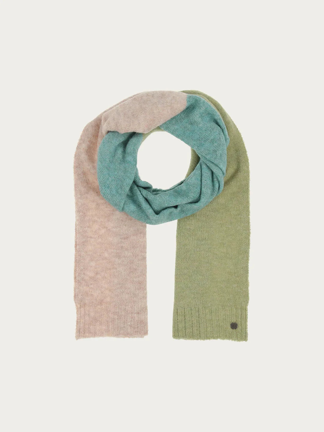 Chic all-rounder: the FRAAS scarf with block stripes goes with almost any of your favourite outfits - whether elegant with a blazer or casual with a winter jacket. The knitted scarf measures 40 x 180 cm and ensures that you stay warm on cold winter days. It is also a real sustainability pro: it contains recycled polyester - made from used PET bottles. It was also produced in a CO2-neutral way. That can only make you feel good when you wear it!
