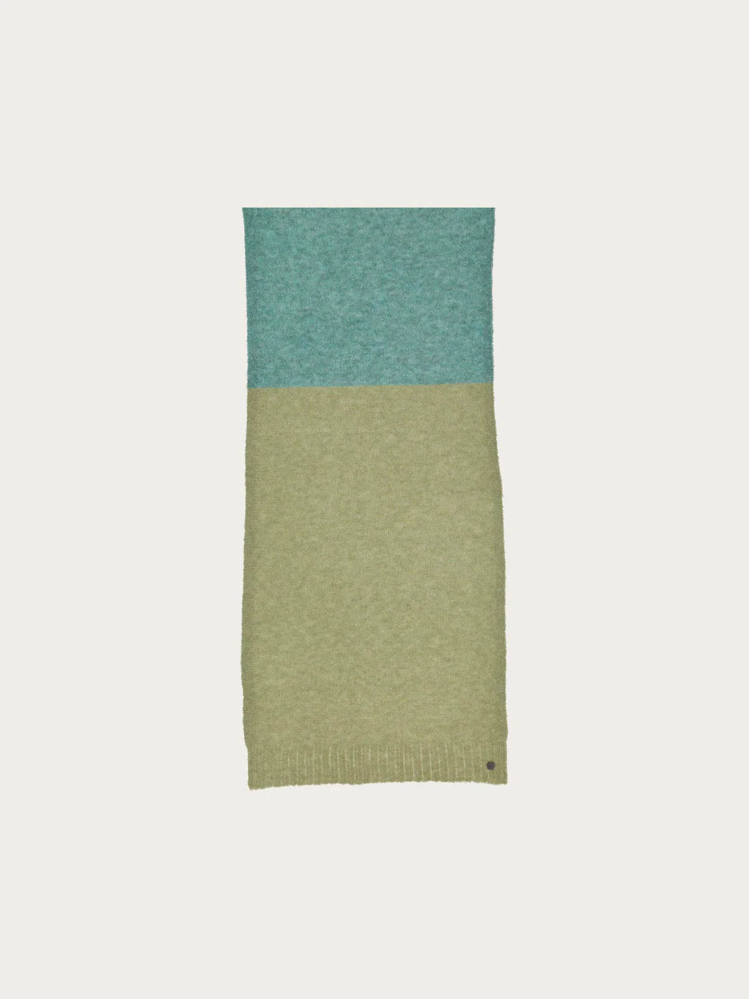 Chic all-rounder: the FRAAS scarf with block stripes goes with almost any of your favourite outfits - whether elegant with a blazer or casual with a winter jacket. The knitted scarf measures 40 x 180 cm and ensures that you stay warm on cold winter days. It is also a real sustainability pro: it contains recycled polyester - made from used PET bottles. It was also produced in a CO2-neutral way. That can only make you feel good when you wear it!