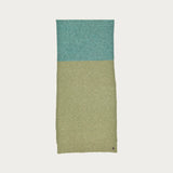 Chic all-rounder: the FRAAS scarf with block stripes goes with almost any of your favourite outfits - whether elegant with a blazer or casual with a winter jacket. The knitted scarf measures 40 x 180 cm and ensures that you stay warm on cold winter days. It is also a real sustainability pro: it contains recycled polyester - made from used PET bottles. It was also produced in a CO2-neutral way. That can only make you feel good when you wear it!