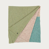 Chic all-rounder: the FRAAS scarf with block stripes goes with almost any of your favourite outfits - whether elegant with a blazer or casual with a winter jacket. The knitted scarf measures 40 x 180 cm and ensures that you stay warm on cold winter days. It is also a real sustainability pro: it contains recycled polyester - made from used PET bottles. It was also produced in a CO2-neutral way. That can only make you feel good when you wear it!