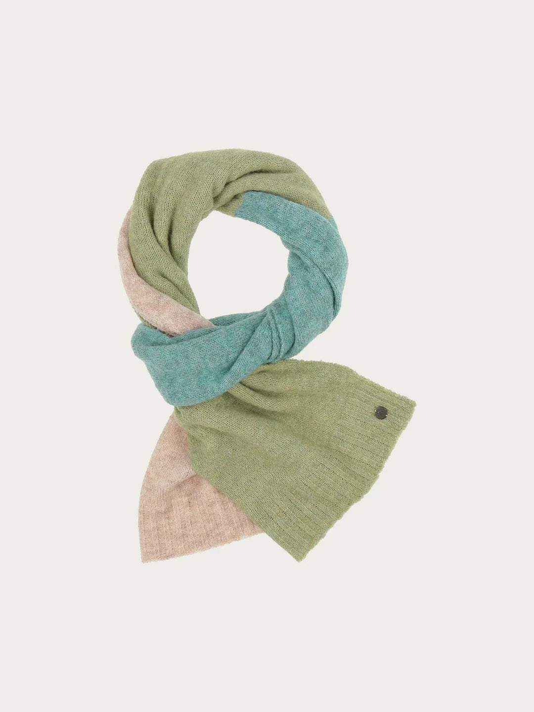 Chic all-rounder: the FRAAS scarf with block stripes goes with almost any of your favourite outfits - whether elegant with a blazer or casual with a winter jacket. The knitted scarf measures 40 x 180 cm and ensures that you stay warm on cold winter days. It is also a real sustainability pro: it contains recycled polyester - made from used PET bottles. It was also produced in a CO2-neutral way. That can only make you feel good when you wear it!