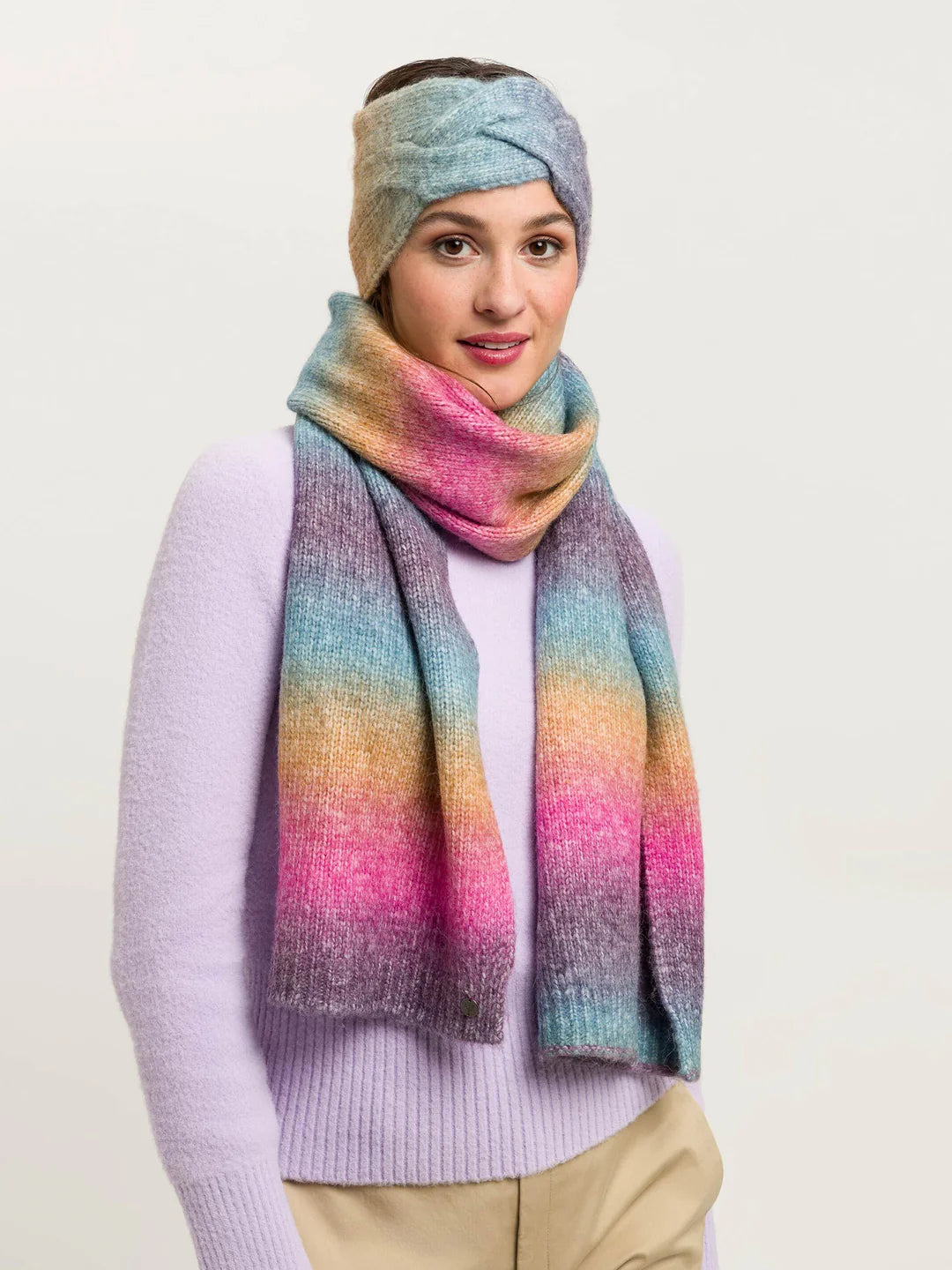 Eye-catching: the cosy knitted scarf with ombré colour gradient attracts everyone's attention. With the 35 x 180 cm scarf, cool temperatures are no longer a problem. Off you go on your next walk or shopping trip!