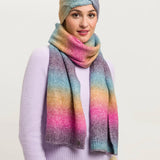 Eye-catching: the cosy knitted scarf with ombré colour gradient attracts everyone's attention. With the 35 x 180 cm scarf, cool temperatures are no longer a problem. Off you go on your next walk or shopping trip!