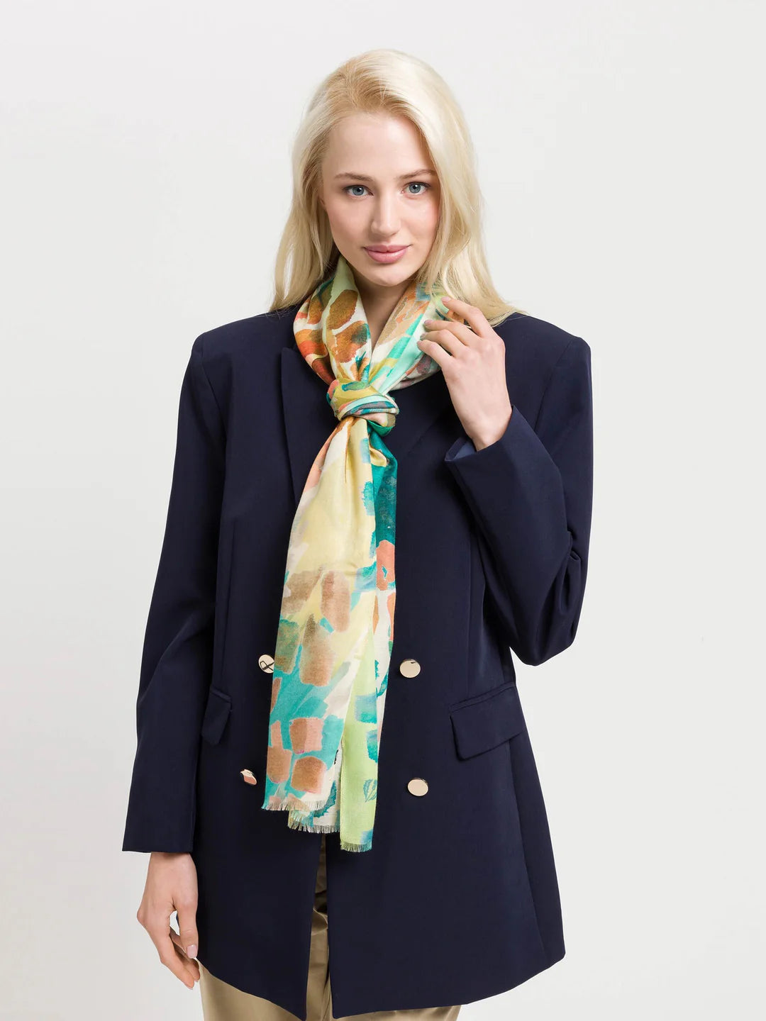 This scarf can be combined with everything: With its 58 x 178 cm and the design with abstract plants and flowers, this scarf is a real all-rounder. Combine it elegantly with a blazer or coat or casually with a casual outfit. The scarf was produced sustainably by FRAAS: The viscose cellulose used was obtained from sustainably managed forests.