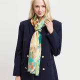 This scarf can be combined with everything: With its 58 x 178 cm and the design with abstract plants and flowers, this scarf is a real all-rounder. Combine it elegantly with a blazer or coat or casually with a casual outfit. The scarf was produced sustainably by FRAAS: The viscose cellulose used was obtained from sustainably managed forests.